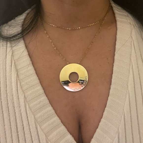 Louis Vuitton hardware medallion necklace - Picture 4 of 8